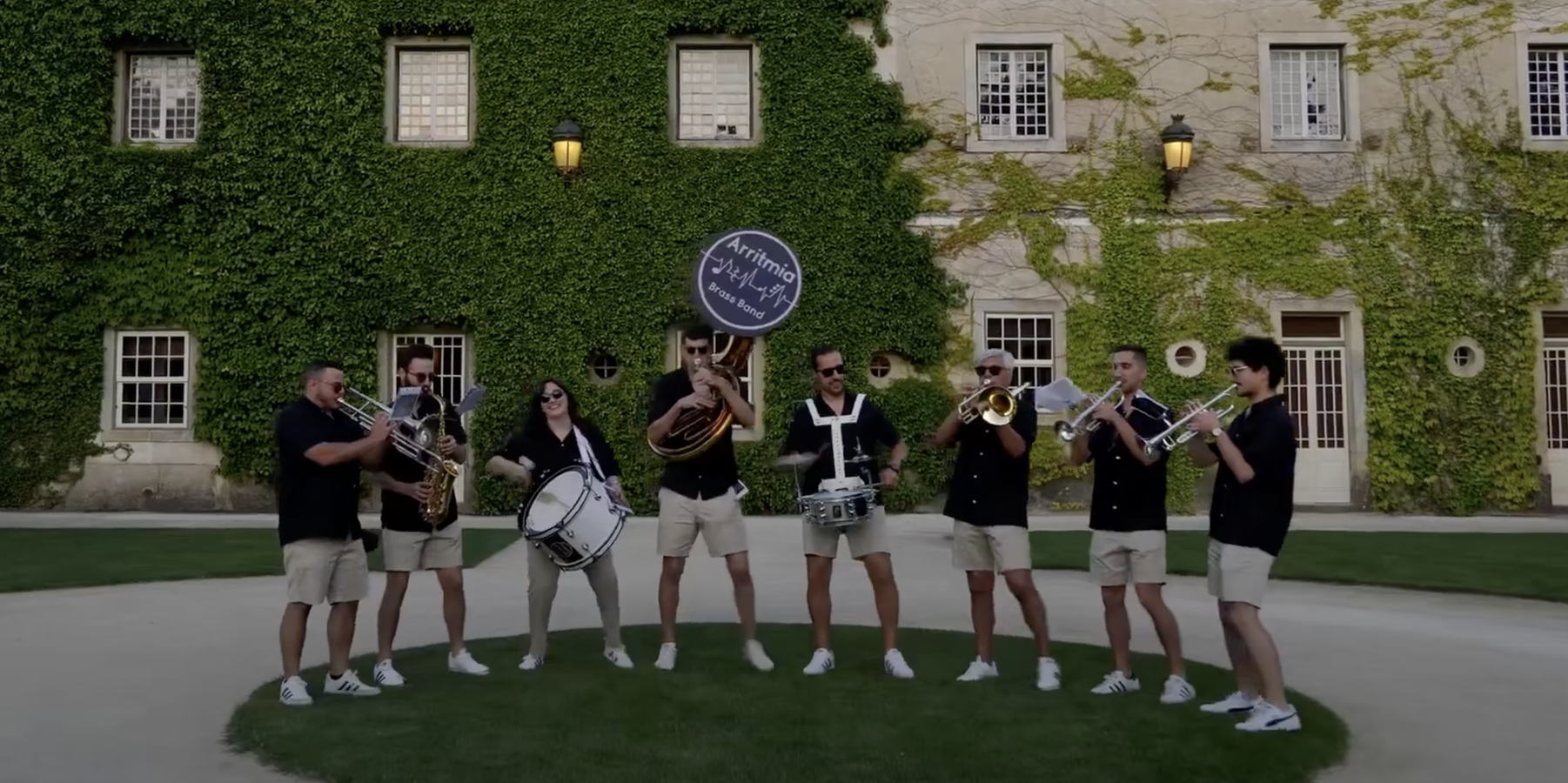 Animação itinerante com o grupo Arritmia Brass Band